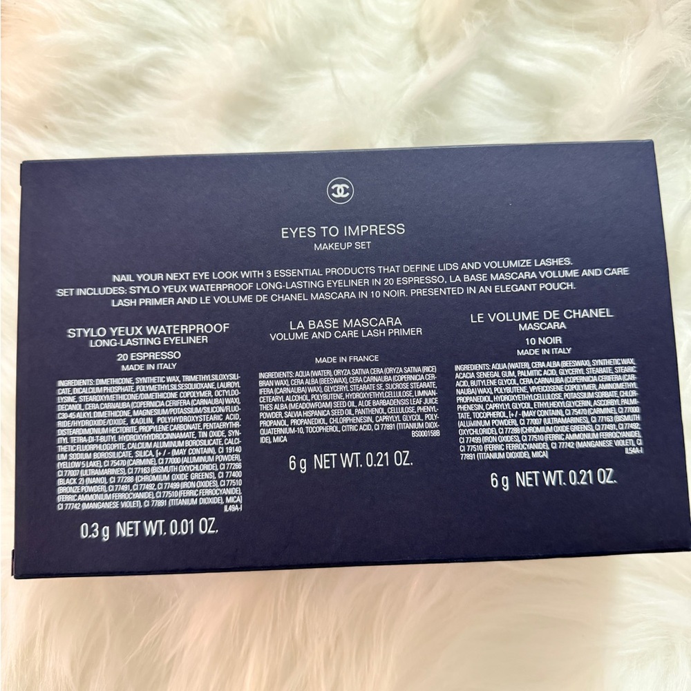 Chanel Holiday 2025 Eyes To Impress Set with Makeup Bag - Picture 10 of 12